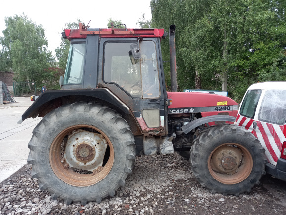 Tracteur Case International 4240XLA - Трактор: снимка 1 Tracteur Case International 4240XLA - Трактор: снимка 1