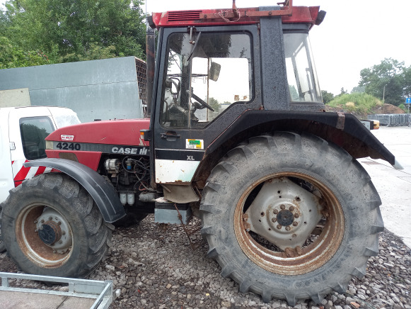 Tracteur Case International 4240XLA - Трактор: снимка 3 Tracteur Case International 4240XLA - Трактор: снимка 3