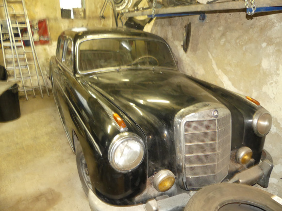 Voiture ancêtre Mercedes-Benz 220S Poton - Лек автомобил: снимка 2 Voiture ancêtre Mercedes-Benz 220S Poton - Лек автомобил: снимка 2