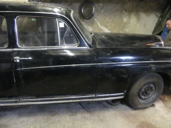 Voiture ancêtre Mercedes-Benz 220S Poton - Лек автомобил: снимка 3 Voiture ancêtre Mercedes-Benz 220S Poton - Лек автомобил: снимка 3