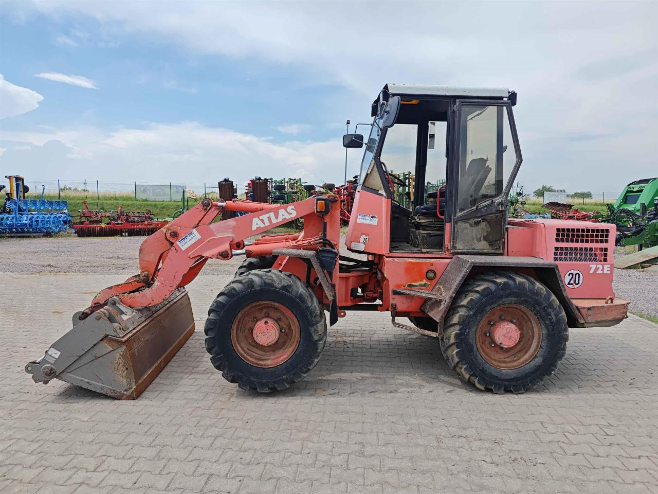 Atlas 72E - Колесен товарач: снимка 4 Atlas 72E - Колесен товарач: снимка 4