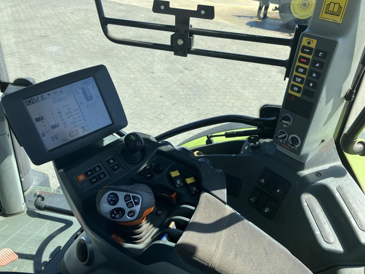 Трактор CLAAS Arion 640: снимка 7