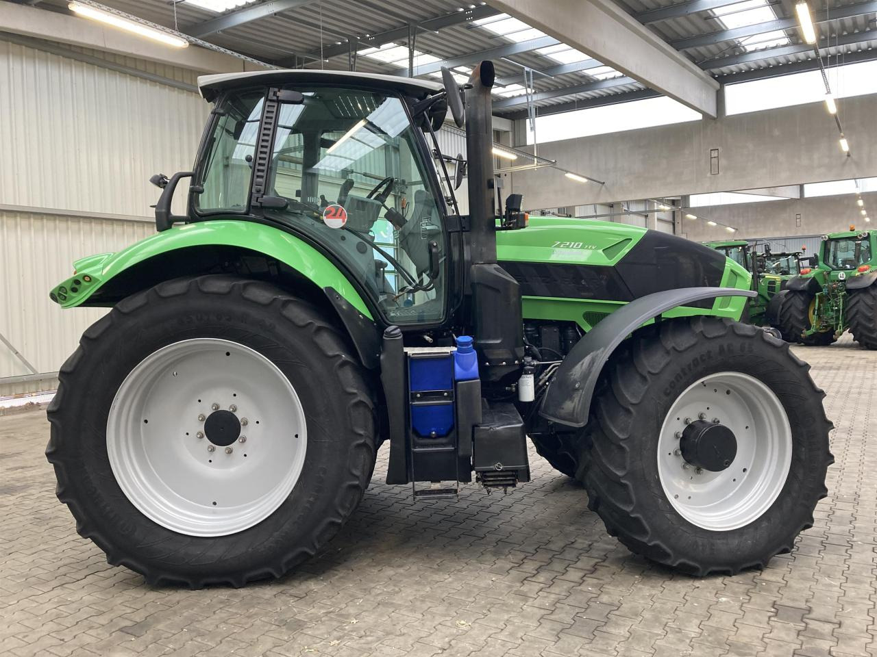 Deutz-Fahr 7210 TTV - Трактор: снимка 3 Deutz-Fahr 7210 TTV - Трактор: снимка 3
