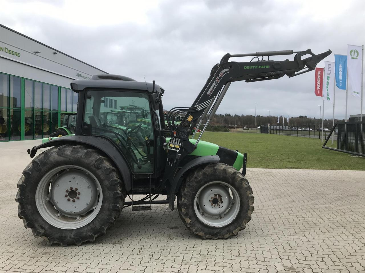 Deutz-Fahr Agrofarm 420 - Трактор: снимка 2 Deutz-Fahr Agrofarm 420 - Трактор: снимка 2