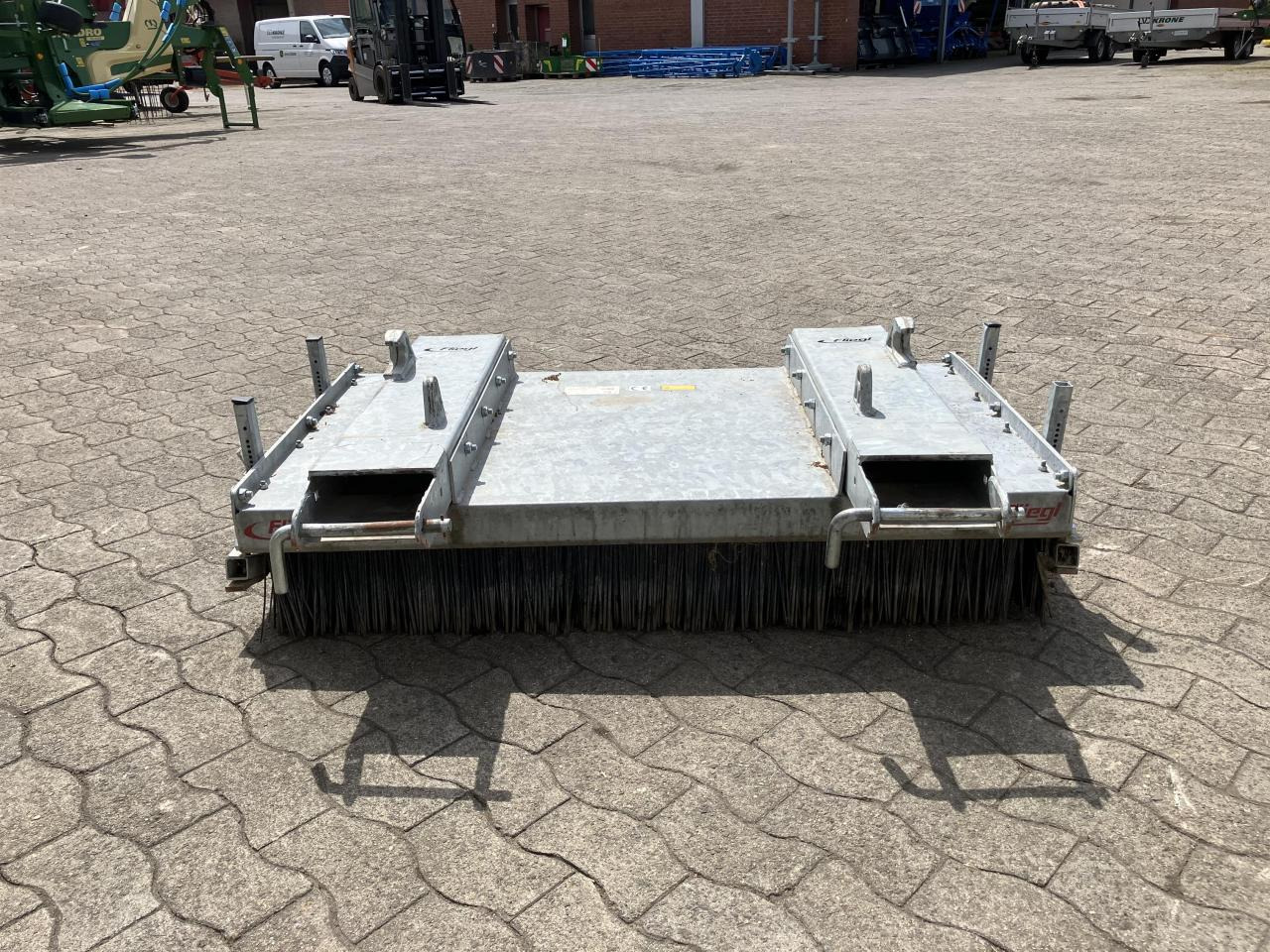 Fliegl Löwe 1,50m - Четка за Комунална/ Специална техника: снимка 3 Fliegl Löwe 1,50m - Четка за Комунална/ Специална техника: снимка 3