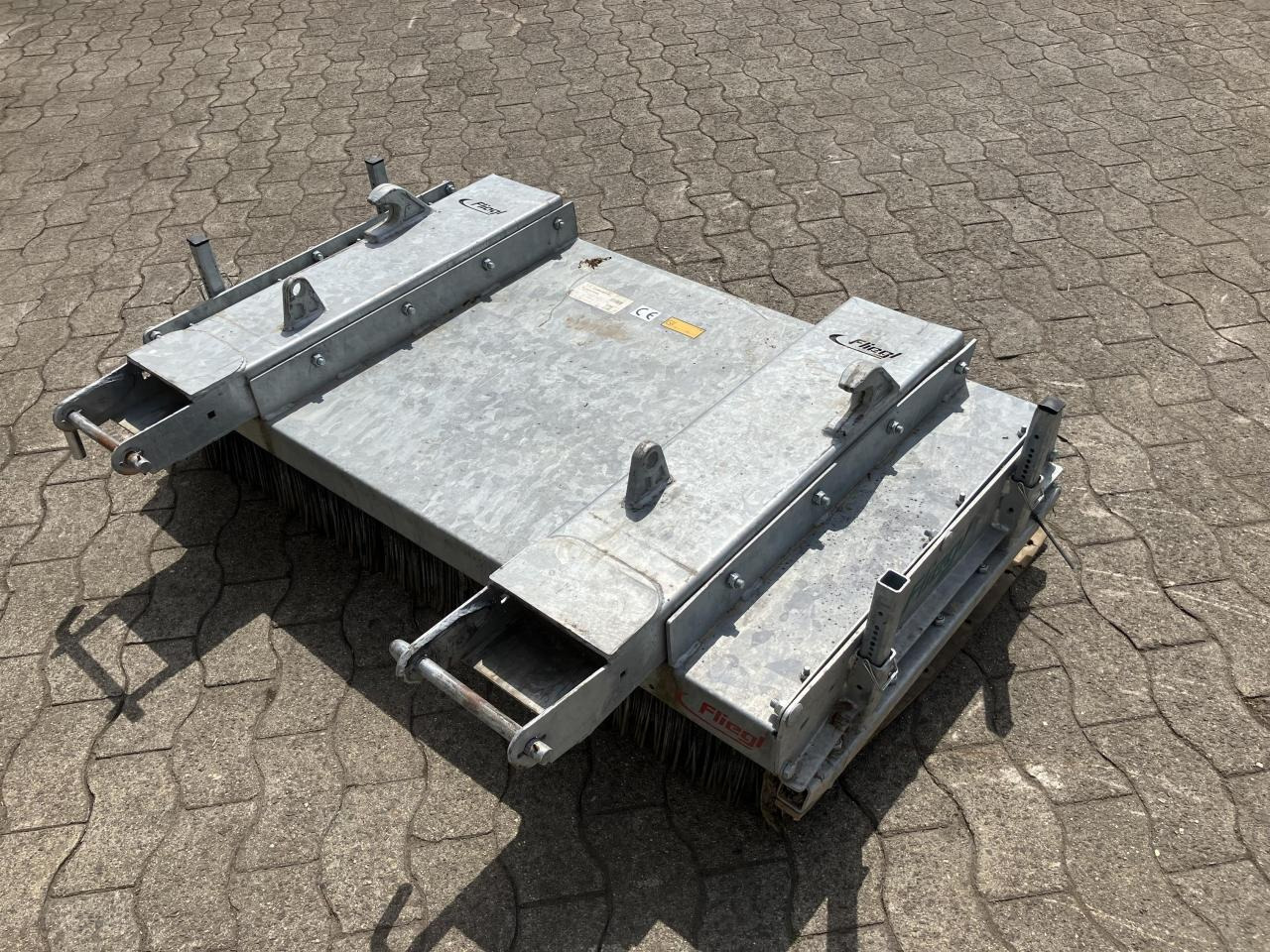Fliegl Löwe 1,50m - Четка за Комунална/ Специална техника: снимка 4 Fliegl Löwe 1,50m - Четка за Комунална/ Специална техника: снимка 4