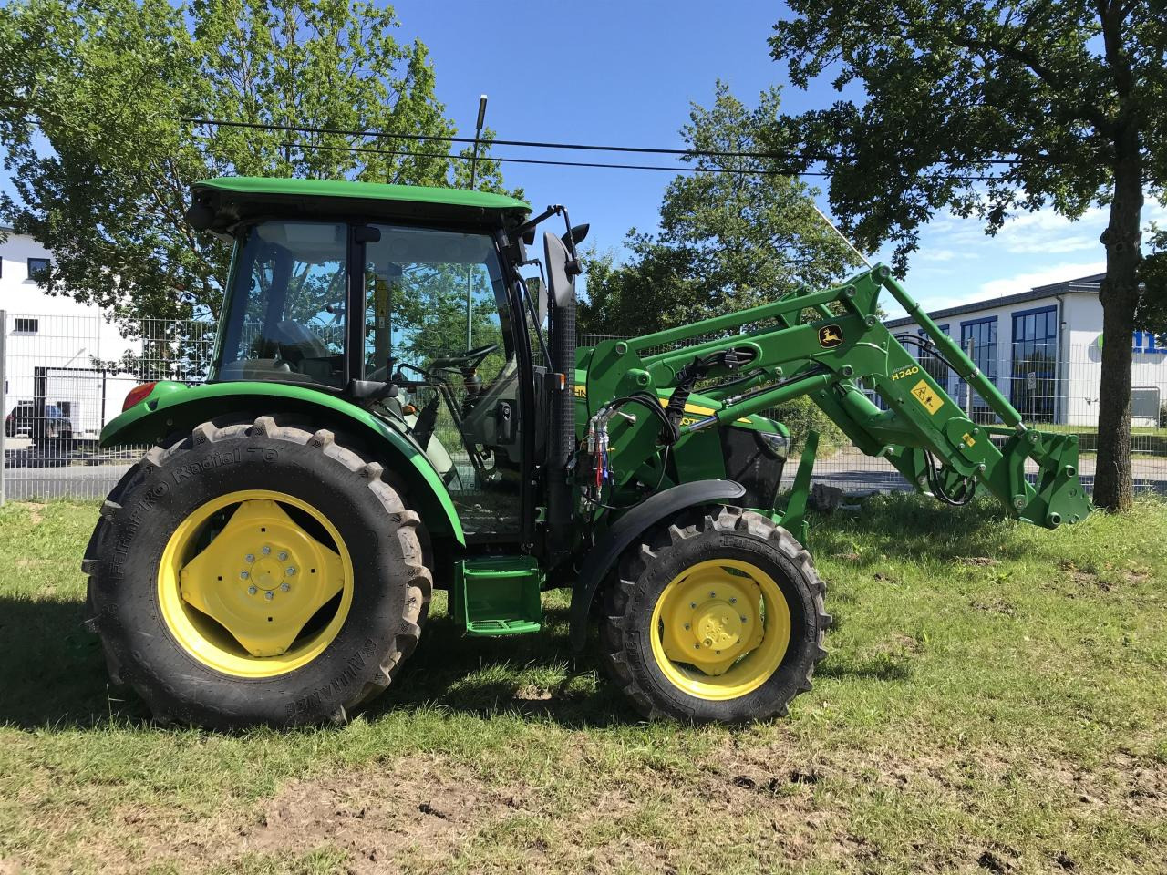 John Deere 5075E - Трактор: снимка 1 John Deere 5075E - Трактор: снимка 1