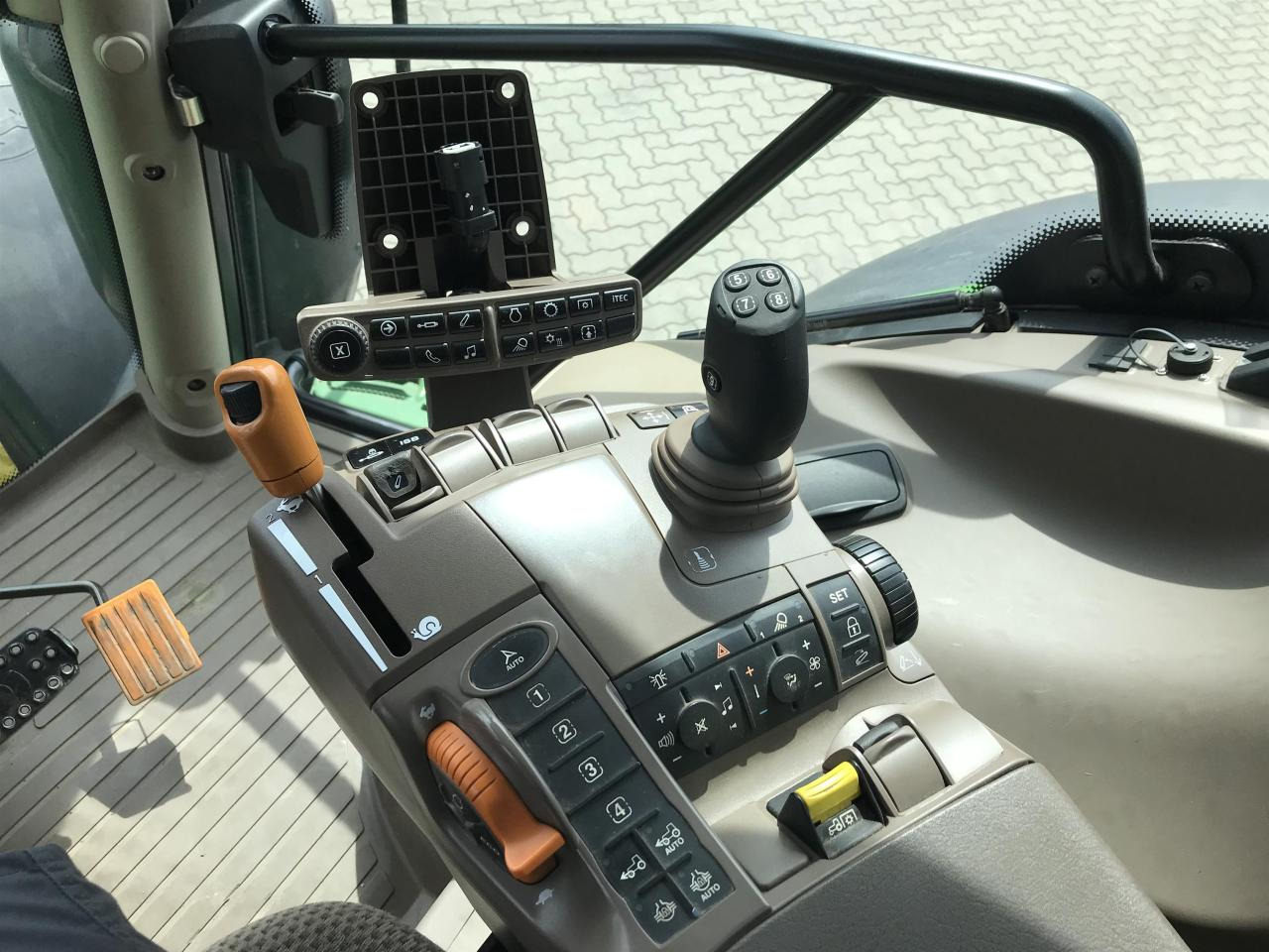 Трактор John Deere 6195R: снимка 7