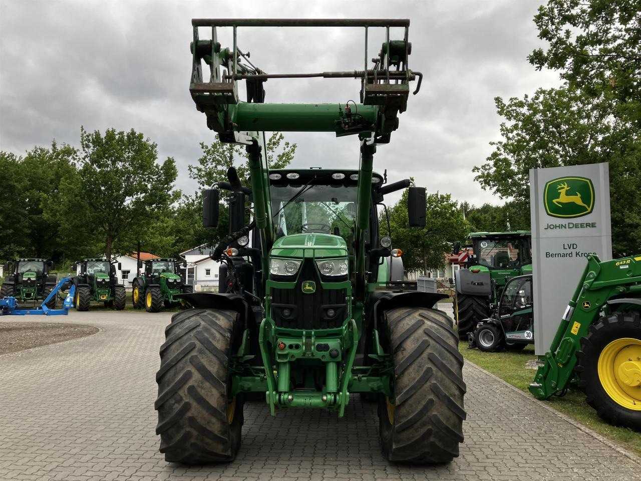 John Deere 6215R - Трактор: снимка 3 John Deere 6215R - Трактор: снимка 3
