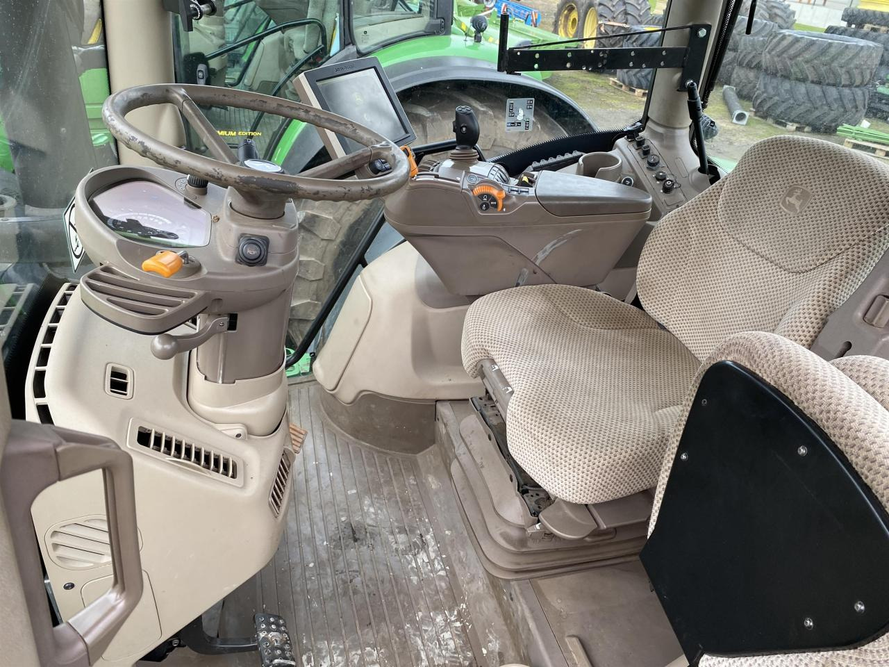 John Deere 6215R - Трактор: снимка 5 John Deere 6215R - Трактор: снимка 5
