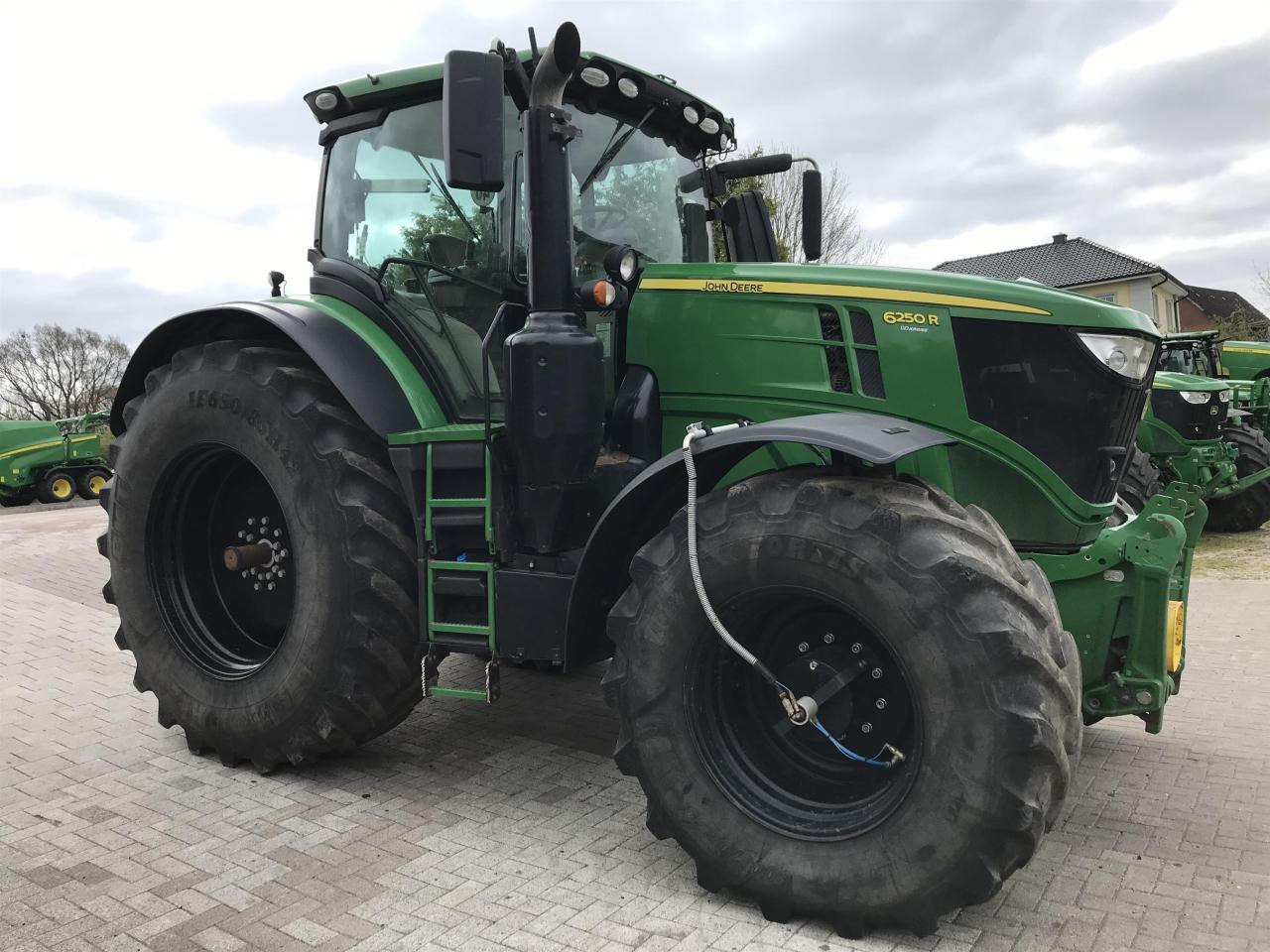 John Deere 6250R - Трактор: снимка 2 John Deere 6250R - Трактор: снимка 2