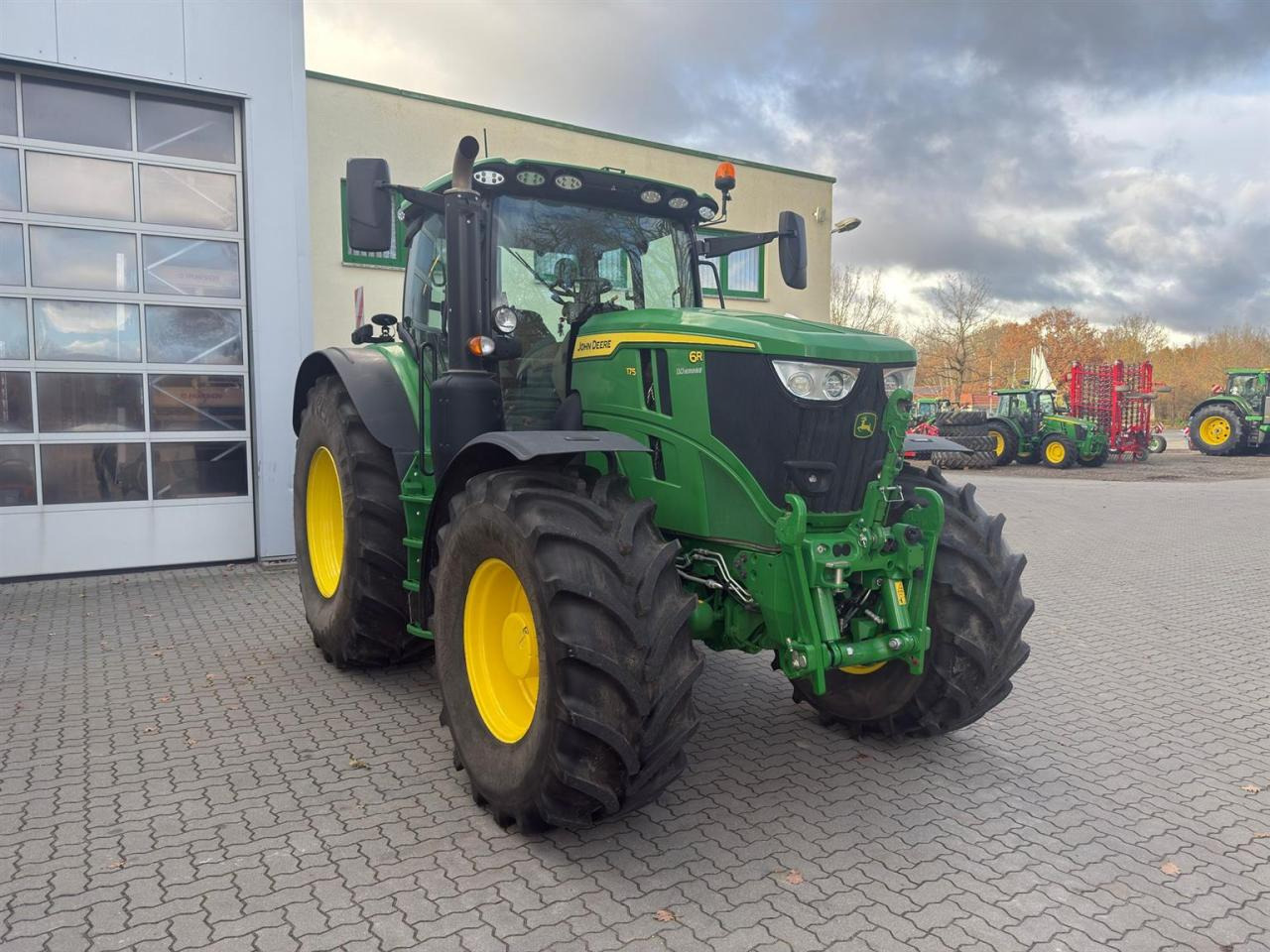 John Deere 6R 175 - Трактор: снимка 4 John Deere 6R 175 - Трактор: снимка 4
