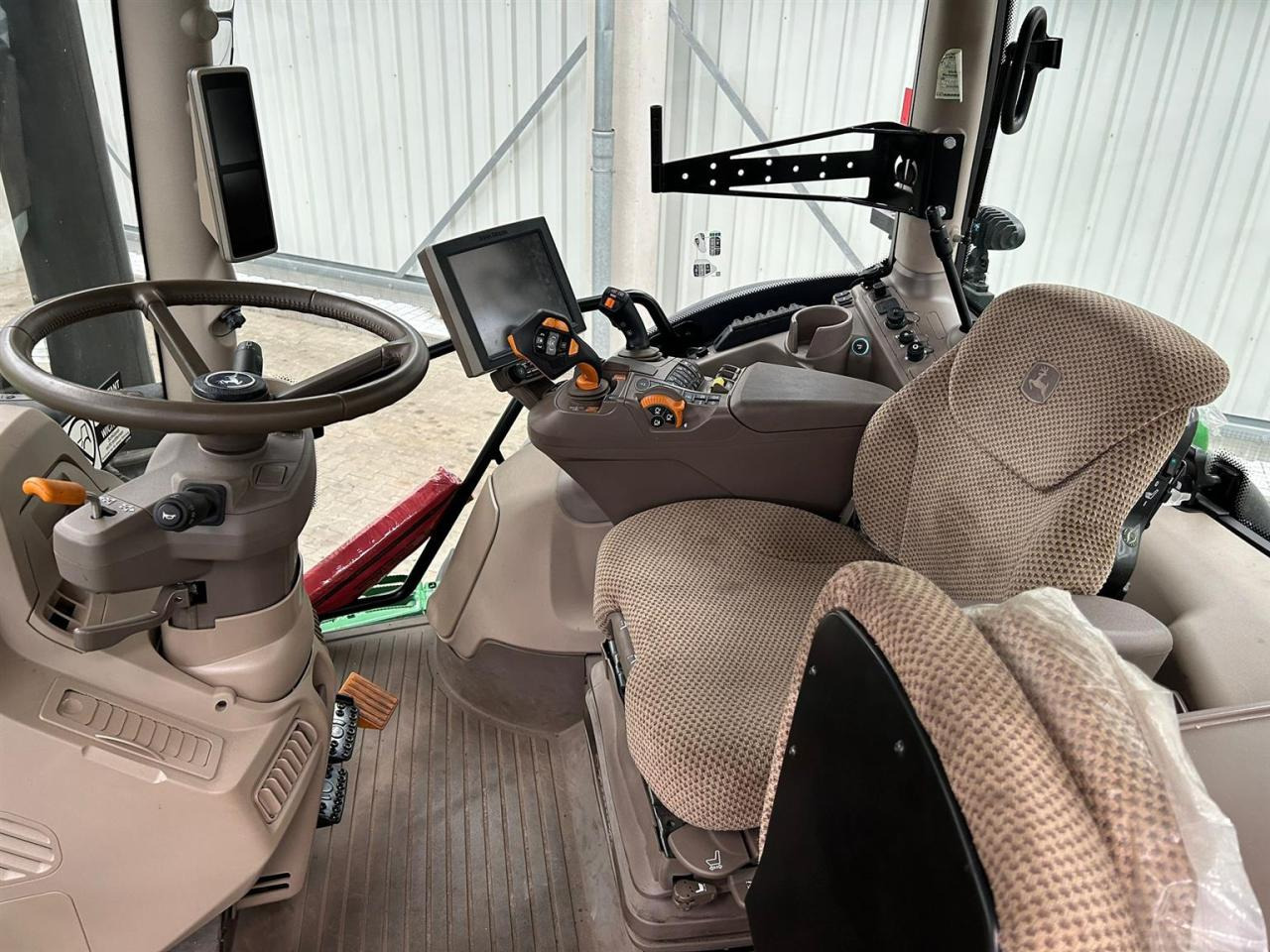 Трактор John Deere 6R 215: снимка 8