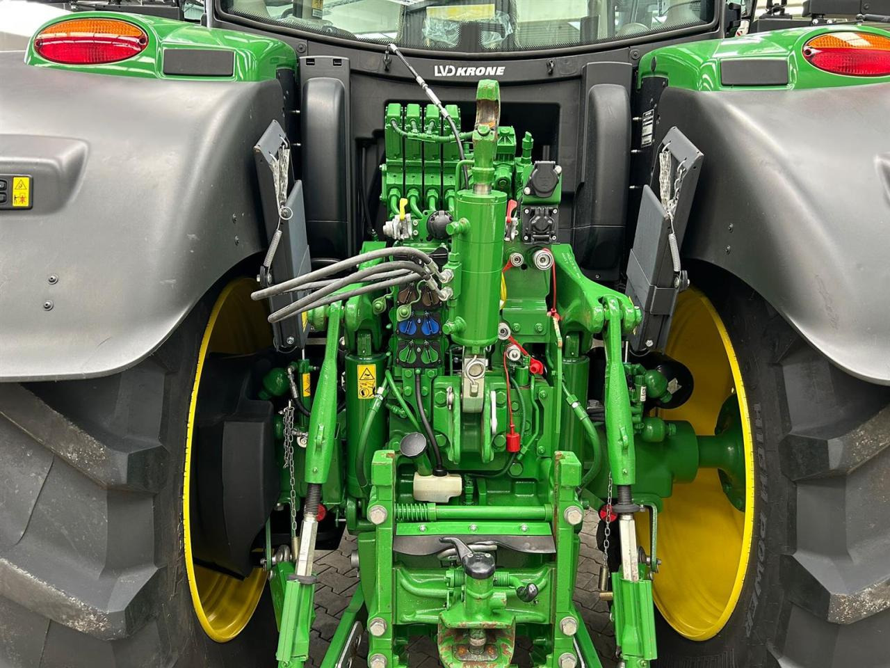 Трактор John Deere 6R 215: снимка 6