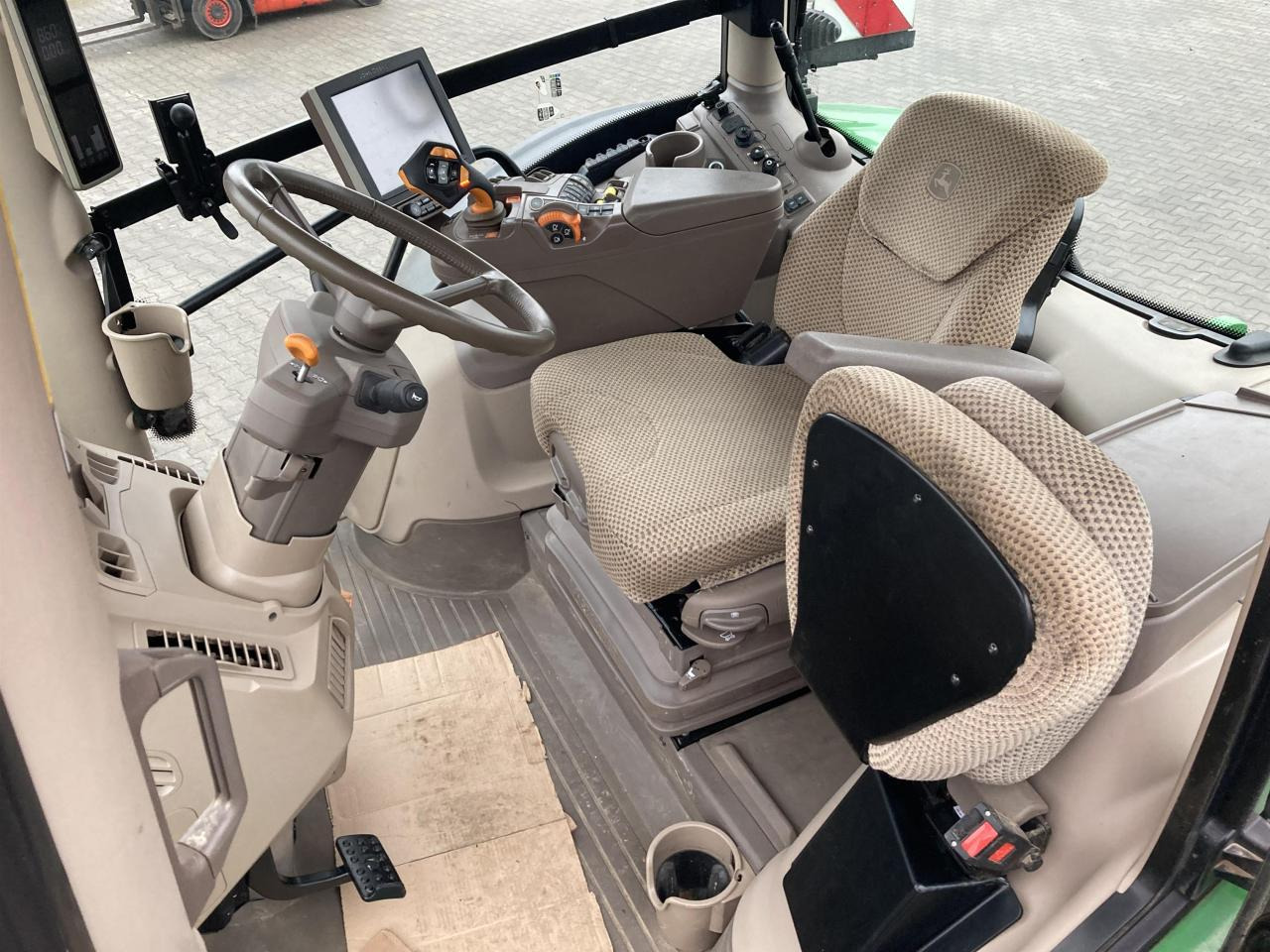 John Deere 6R 215 - Трактор: снимка 4 John Deere 6R 215 - Трактор: снимка 4