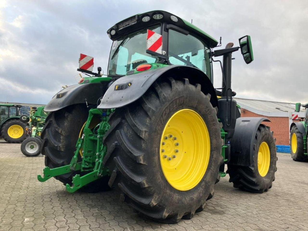 John Deere 6R 215 - Трактор: снимка 4 John Deere 6R 215 - Трактор: снимка 4