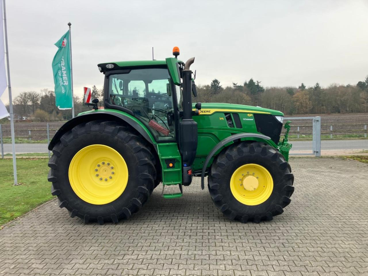 John Deere 6R 215 - Трактор: снимка 1 John Deere 6R 215 - Трактор: снимка 1