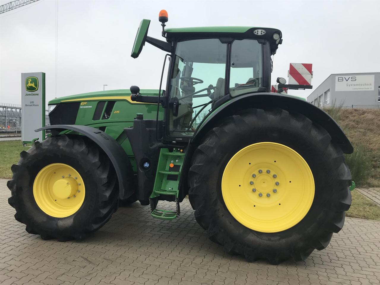 John Deere 6R 215 - Трактор: снимка 1 John Deere 6R 215 - Трактор: снимка 1