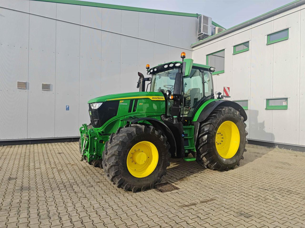 John Deere 6R 250 - Трактор: снимка 1 John Deere 6R 250 - Трактор: снимка 1