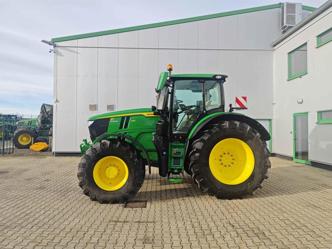 John Deere 6R 250 - Трактор: снимка 2 John Deere 6R 250 - Трактор: снимка 2