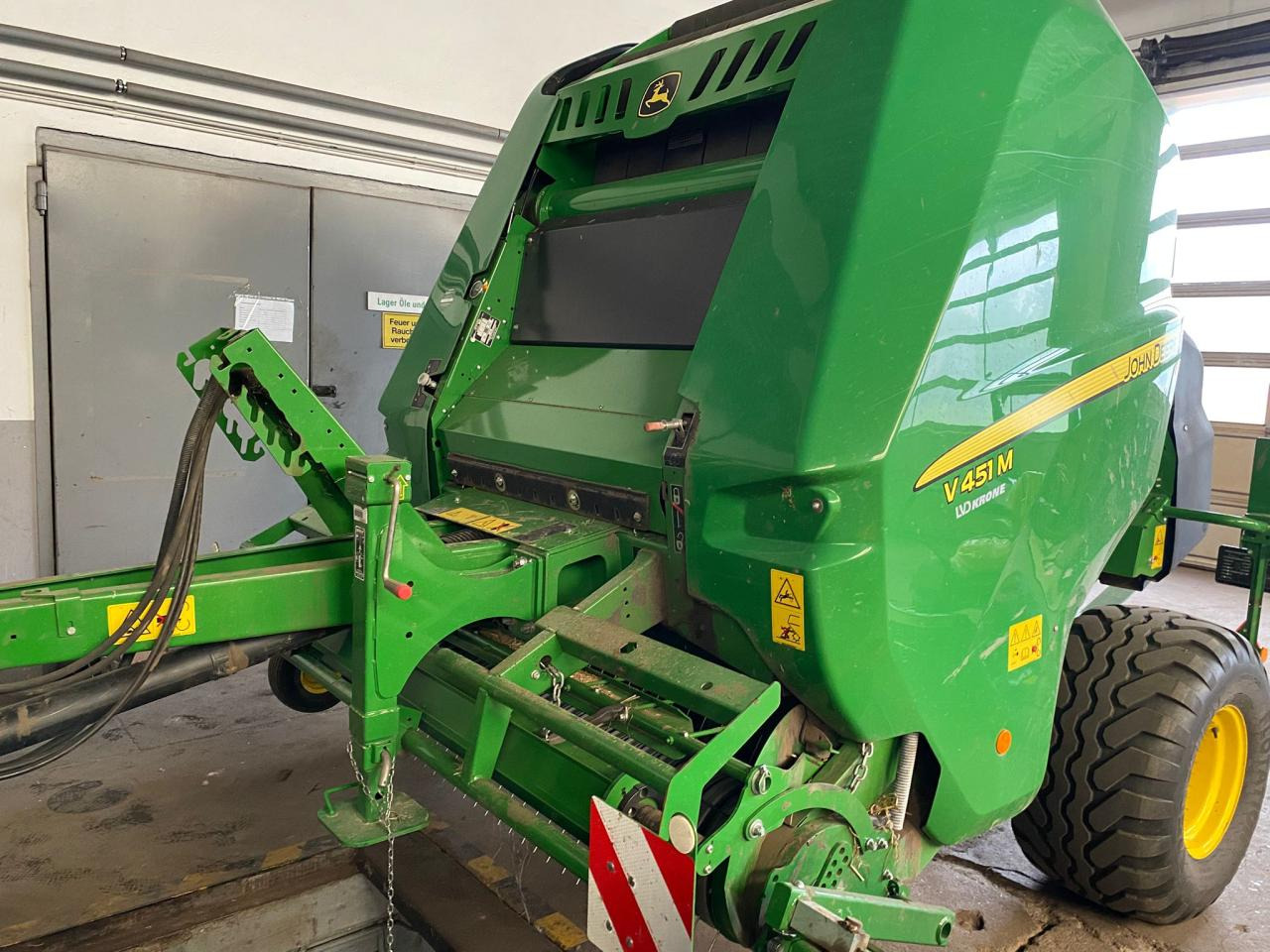John Deere V451M MaxiCut 13 - Рулонна сламопреса: снимка 1 John Deere V451M MaxiCut 13 - Рулонна сламопреса: снимка 1