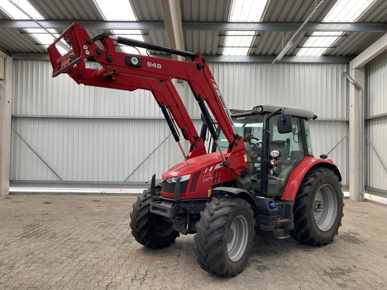 Massey Ferguson 5611 Dyna 4 - Трактор: снимка 1 Massey Ferguson 5611 Dyna 4 - Трактор: снимка 1