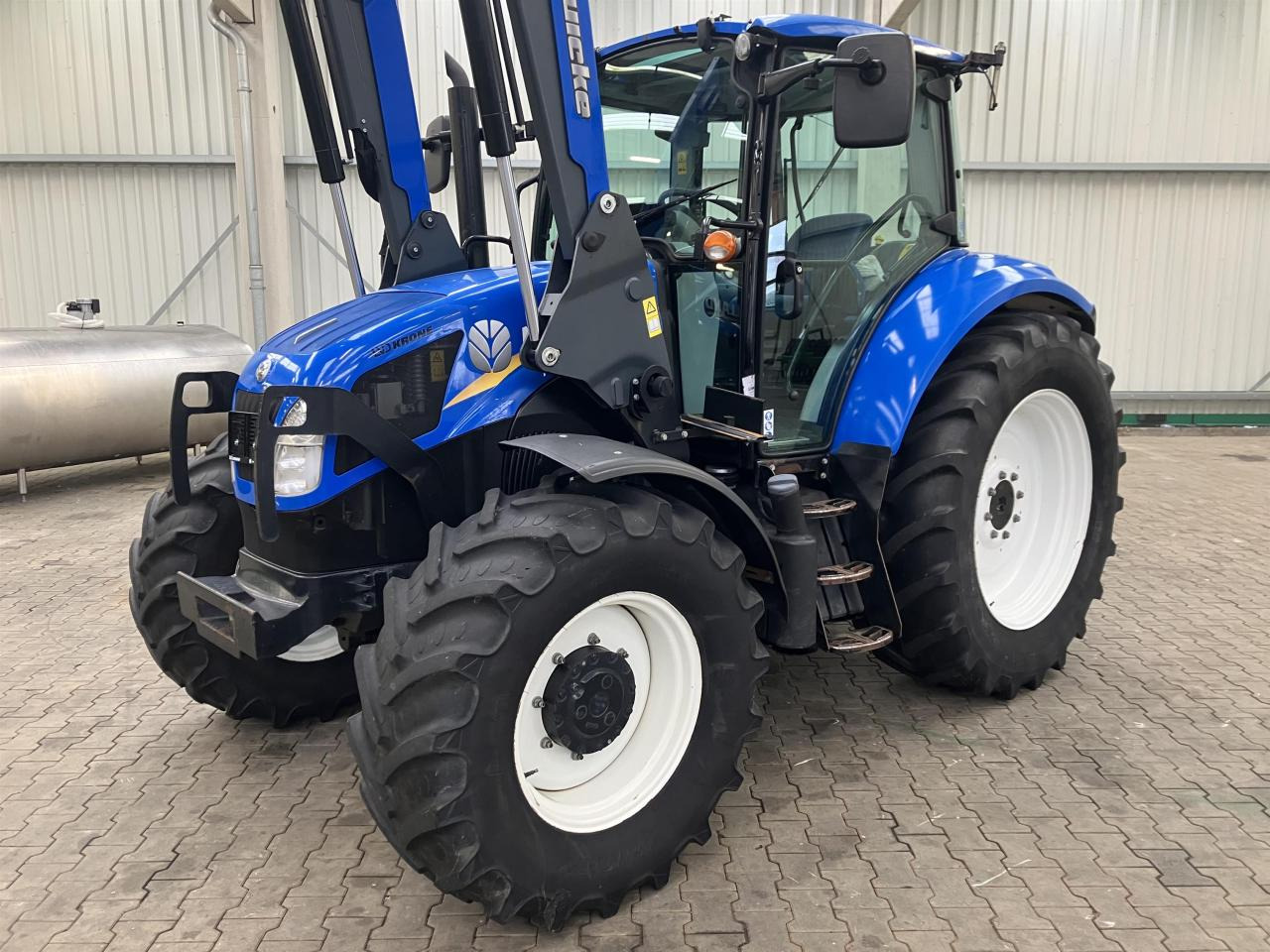 New Holland T 5.105 - Трактор: снимка 2 New Holland T 5.105 - Трактор: снимка 2