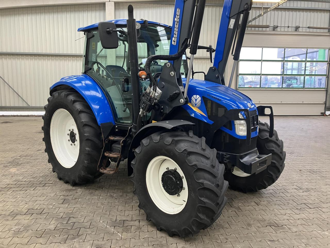 New Holland T 5.105 - Трактор: снимка 3 New Holland T 5.105 - Трактор: снимка 3