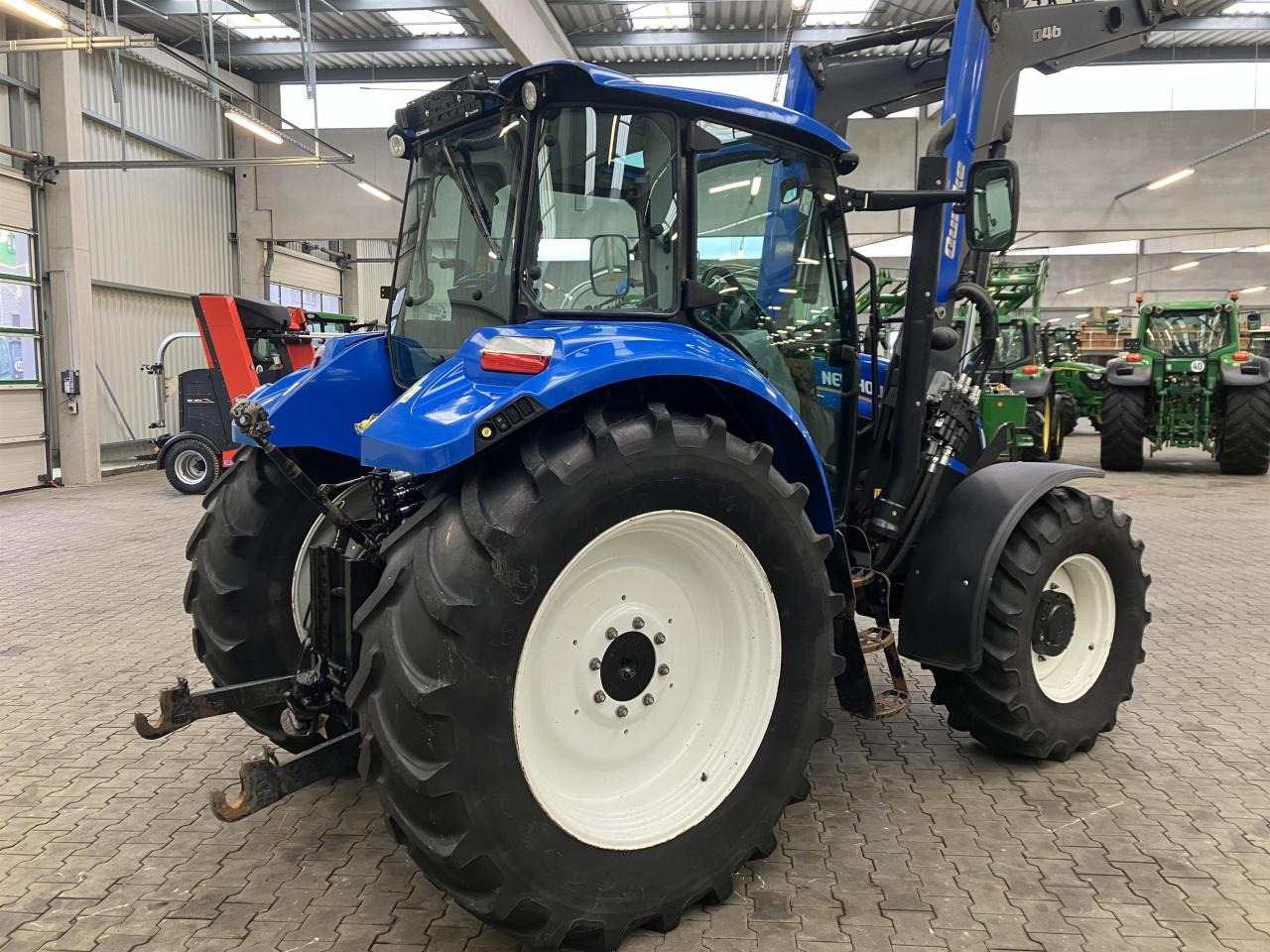 New Holland T 5.105 - Трактор: снимка 4 New Holland T 5.105 - Трактор: снимка 4