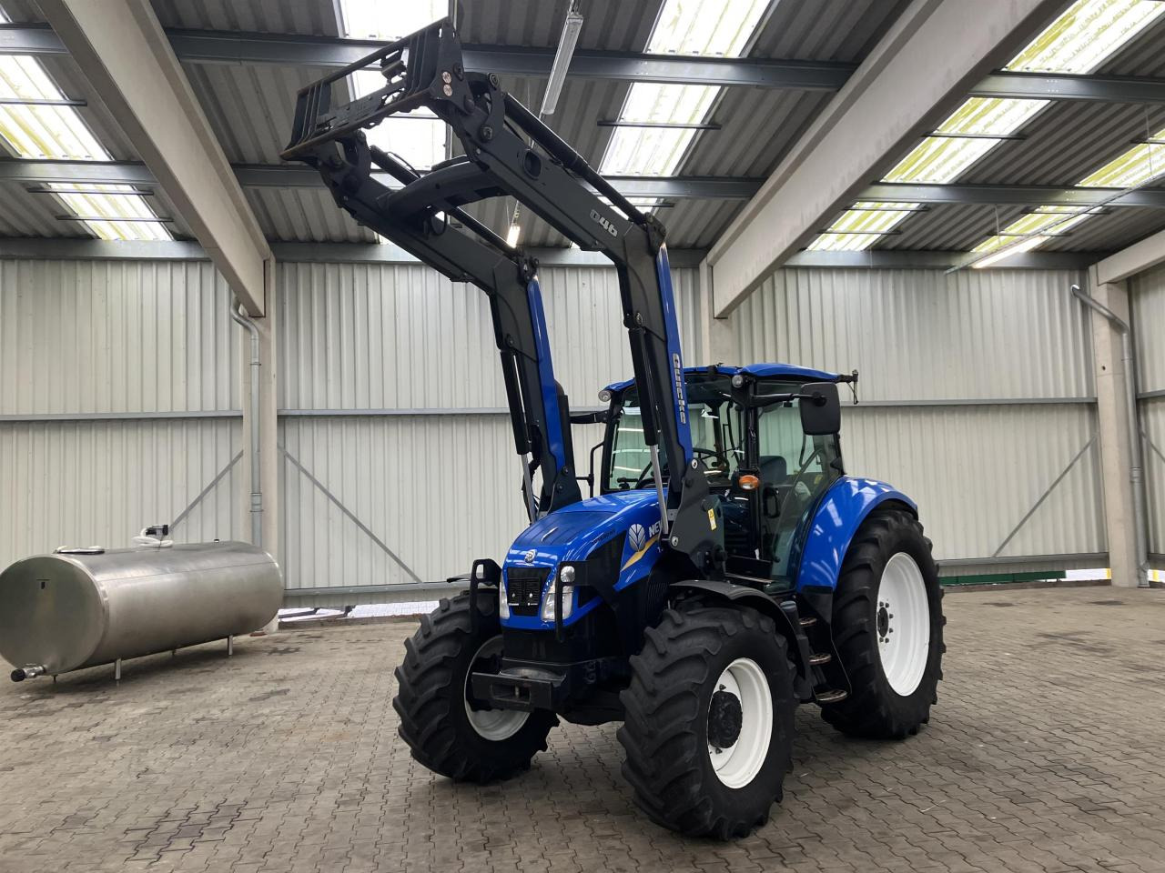 New Holland T 5.105 - Трактор: снимка 1 New Holland T 5.105 - Трактор: снимка 1