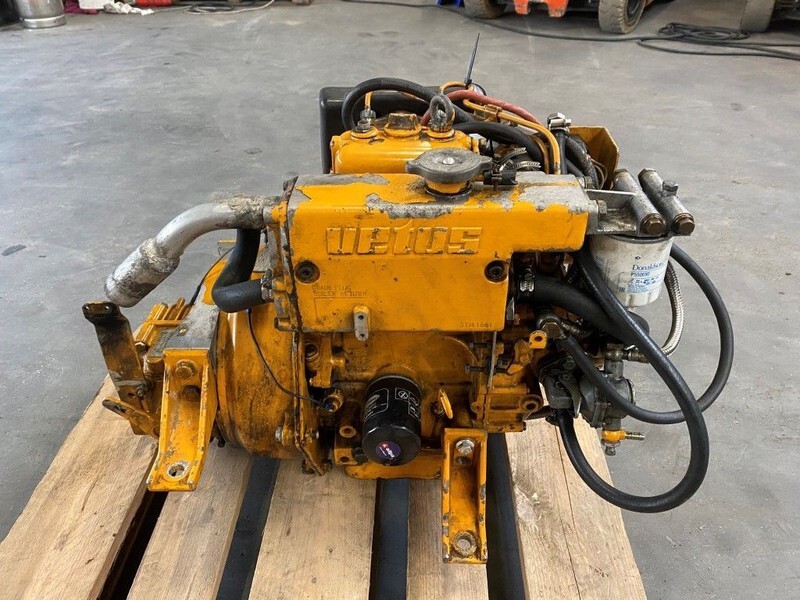 Caterpillar Vetus M205 7.7 kW / 10.5 PK Marine Diesel motor met keerkoppeling - Двигател: снимка 1 Caterpillar Vetus M205 7.7 kW / 10.5 PK Marine Diesel motor met keerkoppeling - Двигател: снимка 1
