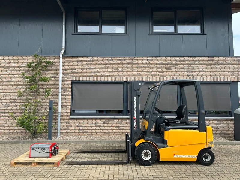 Jungheinrich EFG 425 K 2.5 ton Triplex Freelift Sideshift Elektra Heftruck - Електрокар: снимка 1 Jungheinrich EFG 425 K 2.5 ton Triplex Freelift Sideshift Elektra Heftruck - Електрокар: снимка 1