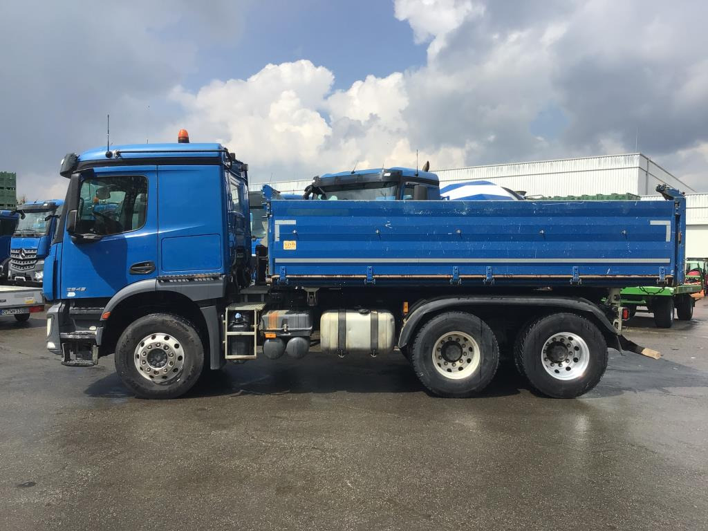 Mercedes Benz Arocs 2643 6×4 Euro 6 - Самосвал камион: снимка 2 Mercedes Benz Arocs 2643 6×4 Euro 6 - Самосвал камион: снимка 2