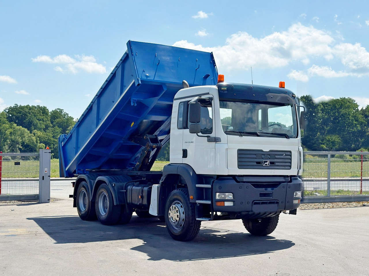 MAN TGA 33.360 * KIPPER 5,20 m + BORDMATIC / 6x4*TOP - Самосвал камион, Камион с кран: снимка 2 MAN TGA 33.360 * KIPPER 5,20 m + BORDMATIC / 6x4*TOP - Самосвал камион, Камион с кран: снимка 2