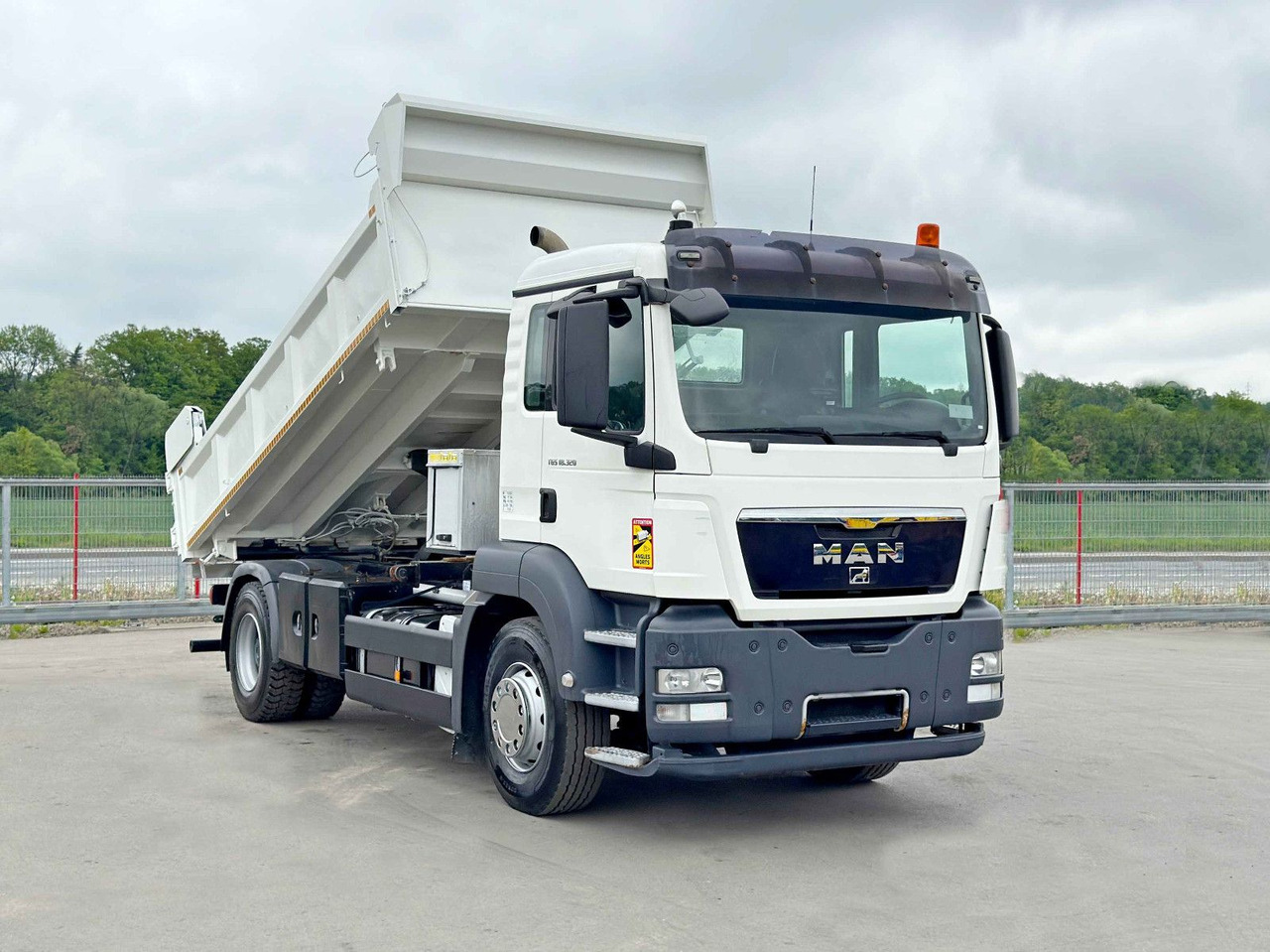 MAN TGS 18.320 * KIPPER 4,95m + BORDMATIC*TOPZUSTAND - Самосвал камион, Камион с кран: снимка 2 MAN TGS 18.320 * KIPPER 4,95m + BORDMATIC*TOPZUSTAND - Самосвал камион, Камион с кран: снимка 2