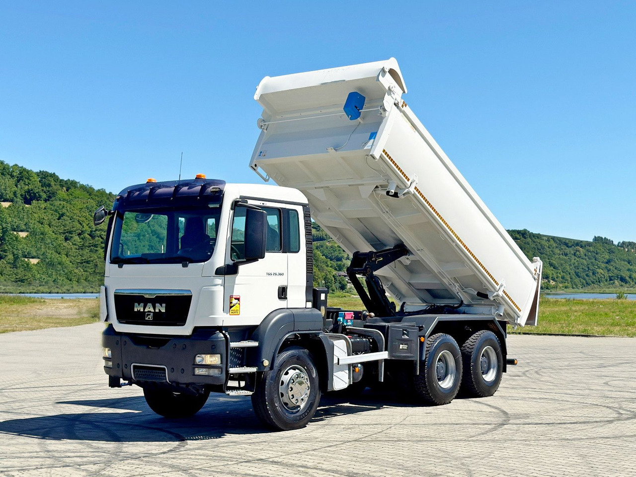 MAN TGS 26.360 Kipper 5,20 m + BORDMATIC / 6x4 - Самосвал камион, Камион с кран: снимка 2 MAN TGS 26.360 Kipper 5,20 m + BORDMATIC / 6x4 - Самосвал камион, Камион с кран: снимка 2