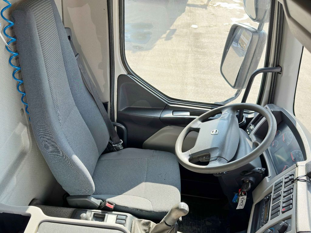 Interior photo 1: Камион цистерна, Камион с кран Volvo FE 280 * Tankwagen * TOPZUSTAND Volvo FE 280 * Tankwagen * TOPZUSTAND Interior photo 1: Камион цистерна, Камион с кран Volvo FE 280 * Tankwagen * TOPZUSTAND Volvo FE 280 * Tankwagen * TOPZUSTAND