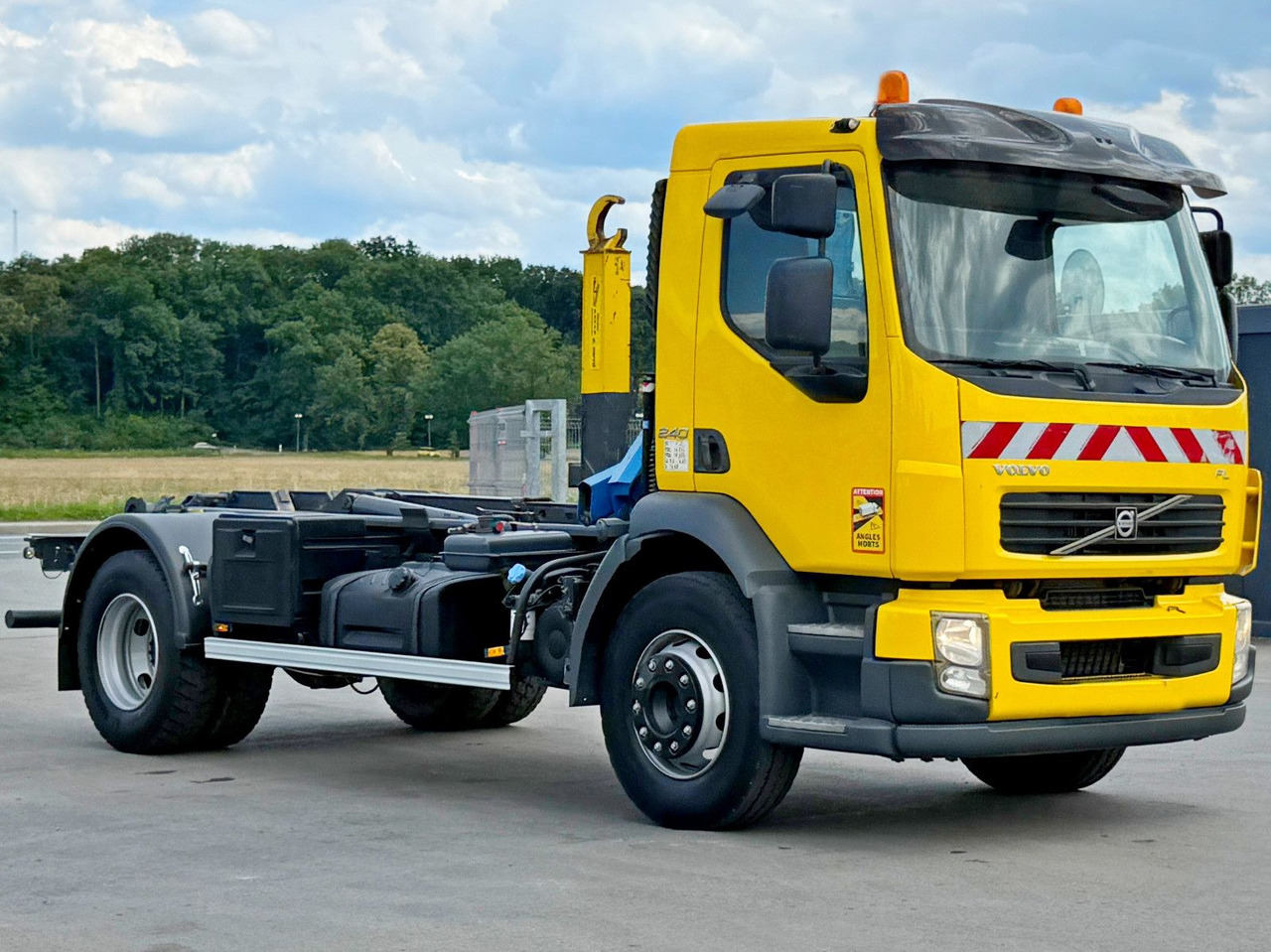 Volvo FL 240 * Abrollkipper * HMF 270 K2 * TOPZUSTAND - Мултилифт с кука камион: снимка 3 Volvo FL 240 * Abrollkipper * HMF 270 K2 * TOPZUSTAND - Мултилифт с кука камион: снимка 3