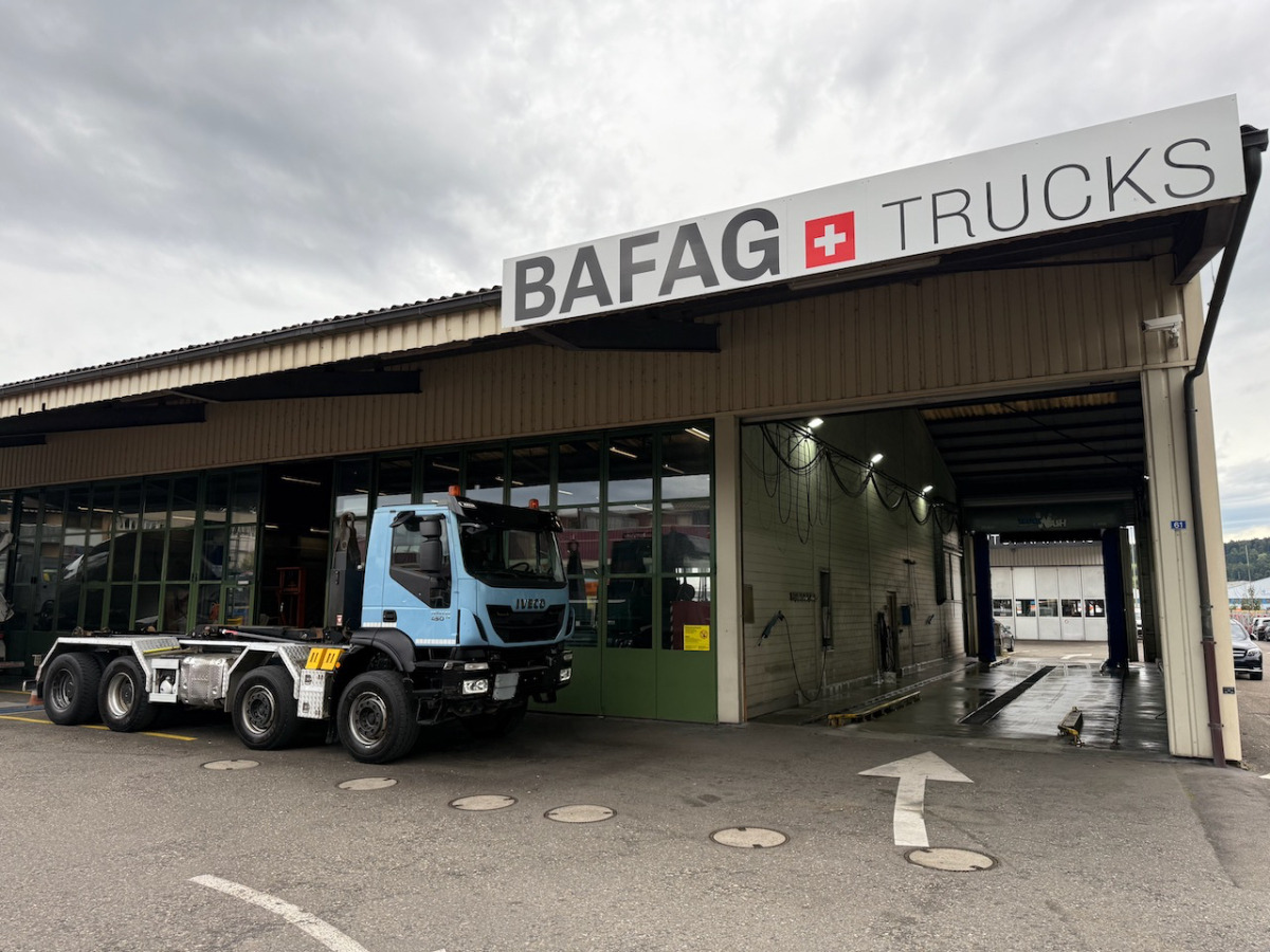 IVECO 340T45 Trakker 8x4 - Мултилифт с кука камион: снимка 2 IVECO 340T45 Trakker 8x4 - Мултилифт с кука камион: снимка 2