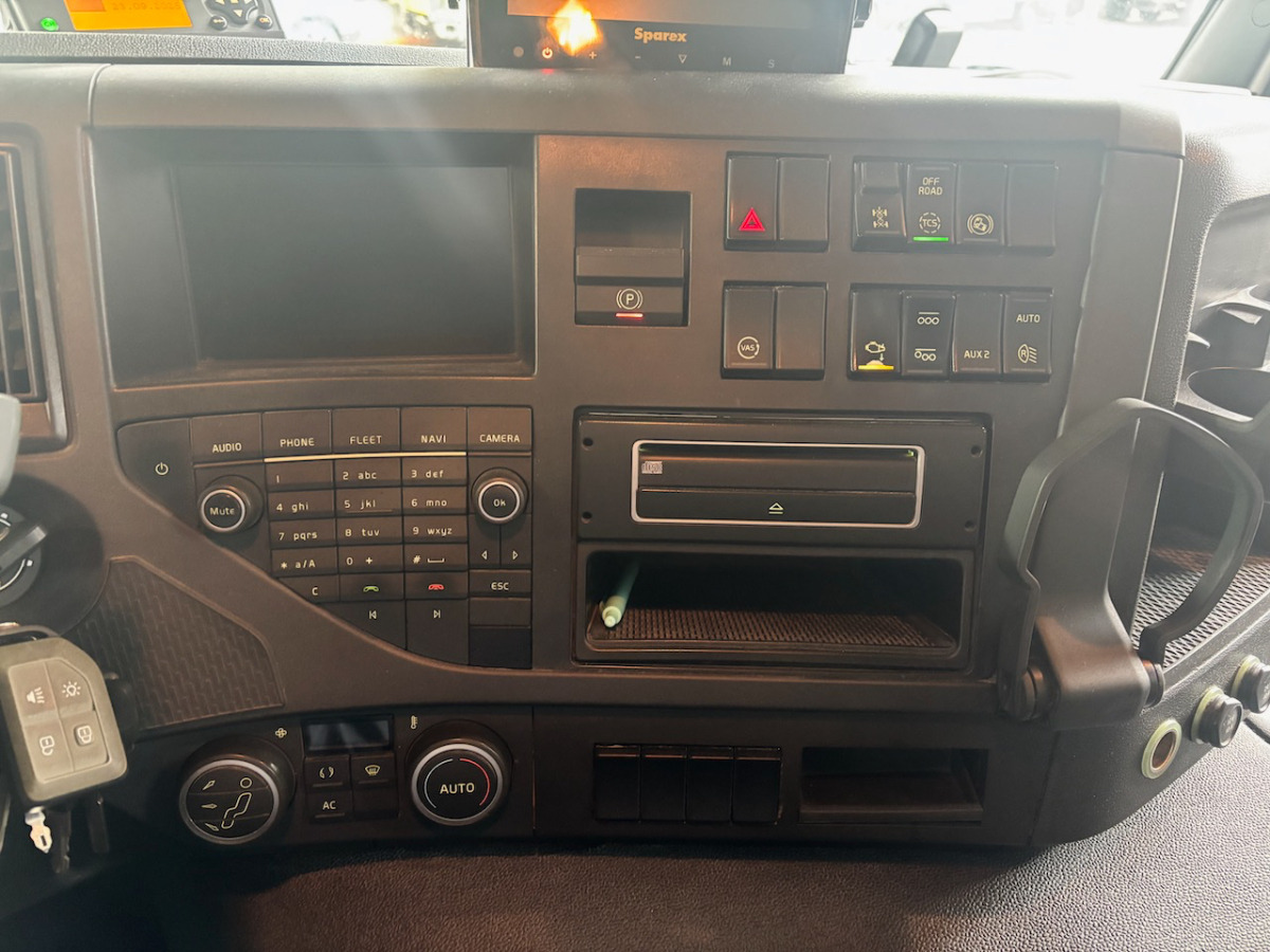 Самосвал камион VOLVO FMX-540 10x4R: снимка 10