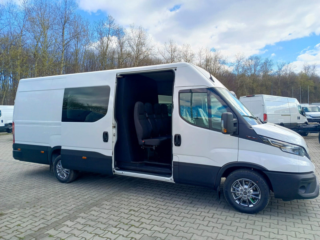 IVECO Daily 35 180 7-Sitzer - Пътнически бус, Бус с двойна кабина: снимка 2 IVECO Daily 35 180 7-Sitzer - Пътнически бус, Бус с двойна кабина: снимка 2