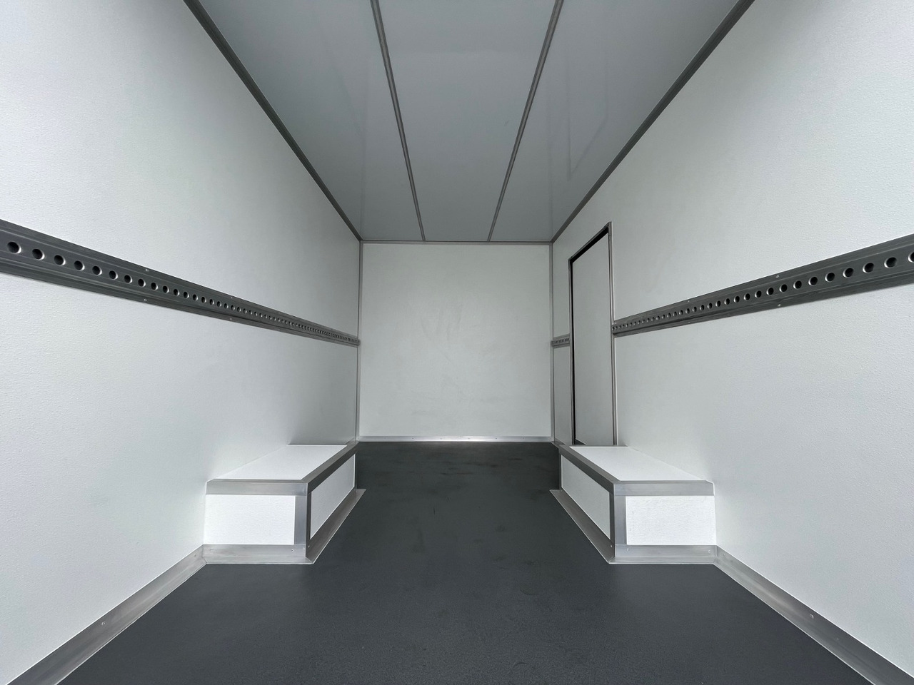 Renault Master Isolierte Koffer Platform - Лекотоварен автомобил фургон: снимка 2 Renault Master Isolierte Koffer Platform - Лекотоварен автомобил фургон: снимка 2