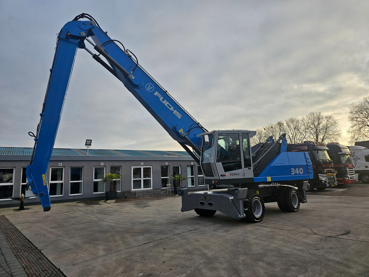 Fuchs MHL 340 Material Handler - Багер за манипулиране на материали: снимка 3 Fuchs MHL 340 Material Handler - Багер за манипулиране на материали: снимка 3