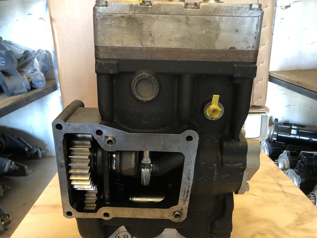 AIR COMPRESSOR MAN TGA 2 CYLINDERS MAN TGA - Компресор за Камион: снимка 2 AIR COMPRESSOR MAN TGA 2 CYLINDERS MAN TGA - Компресор за Камион: снимка 2