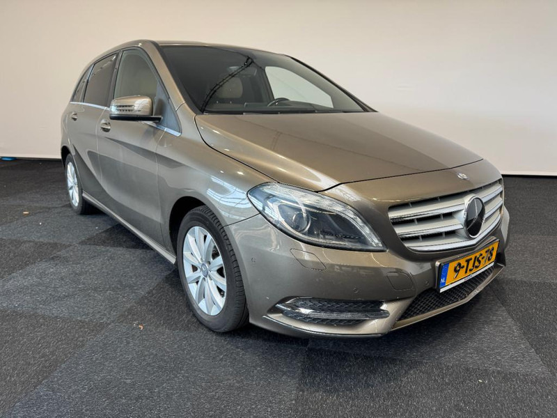 Mercedes-Benz B-Klasse 180 automaat Leer B 180 Ambition 5 Automaat wit Leer - Лек автомобил: снимка 1 Mercedes-Benz B-Klasse 180 automaat Leer B 180 Ambition 5 Automaat wit Leer - Лек автомобил: снимка 1