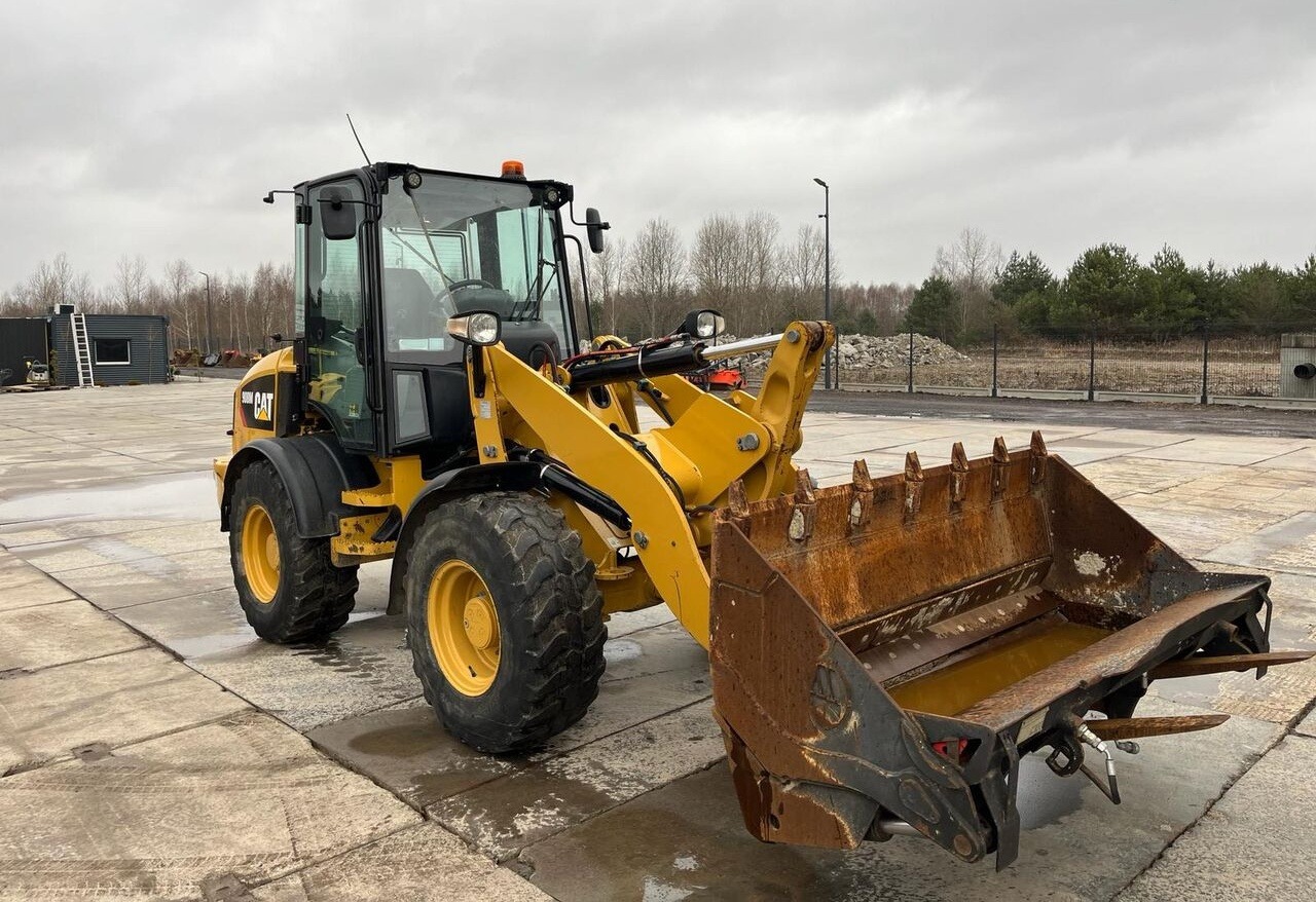 Caterpillar 908M - Колесен товарач: снимка 1 Caterpillar 908M - Колесен товарач: снимка 1