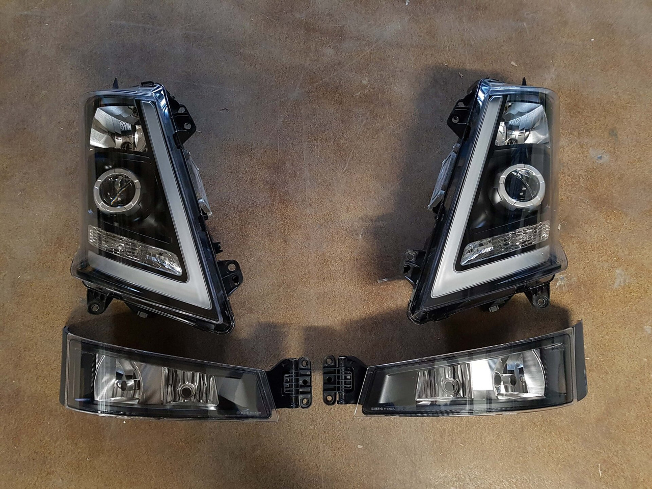 COMPLETE SET VOOR VOLVO FH4 (FH16 LOOK) DEPO XENON KOPLAMPEN + MISTLAMPEN LINKS EN RECHTS. 000126 - Фар срещу мъгла за Камион: снимка 1 COMPLETE SET VOOR VOLVO FH4 (FH16 LOOK) DEPO XENON KOPLAMPEN + MISTLAMPEN LINKS EN RECHTS. 000126 - Фар срещу мъгла за Камион: снимка 1