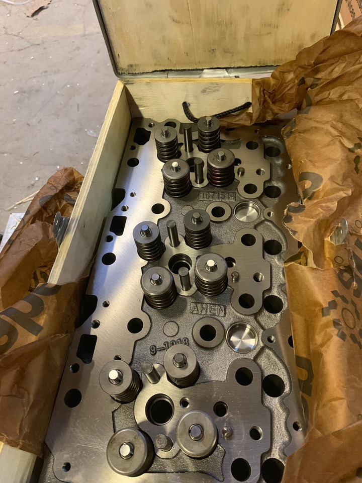 DAF XF95 EURO 3 ASSEMBLED CYLINDER HEAD FULL VALVE 1671514 - Глава на блока за Камион: снимка 3 DAF XF95 EURO 3 ASSEMBLED CYLINDER HEAD FULL VALVE 1671514 - Глава на блока за Камион: снимка 3