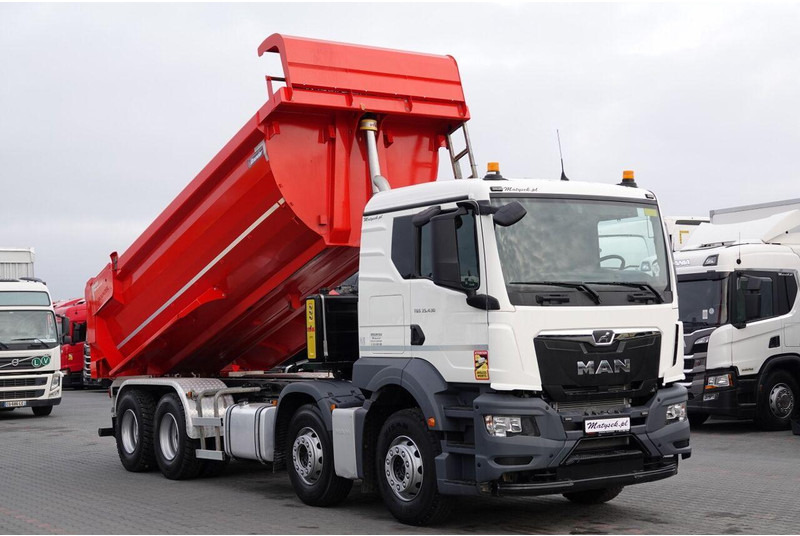 MAN TGS 35.430 / 8X4 / WYWROTKA TYLNOZSYPOWA / HYDROKLAPA / OPONY 10 - Самосвал камион: снимка 4 MAN TGS 35.430 / 8X4 / WYWROTKA TYLNOZSYPOWA / HYDROKLAPA / OPONY 10 - Самосвал камион: снимка 4