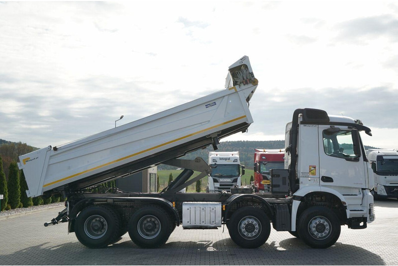 Mercedes-Benz AROCS 3243 / 8x4 / WYWROTKA DWUSTRONNA / HYDROBURTA / BORDMATIC - Самосвал камион: снимка 5 Mercedes-Benz AROCS 3243 / 8x4 / WYWROTKA DWUSTRONNA / HYDROBURTA / BORDMATIC - Самосвал камион: снимка 5